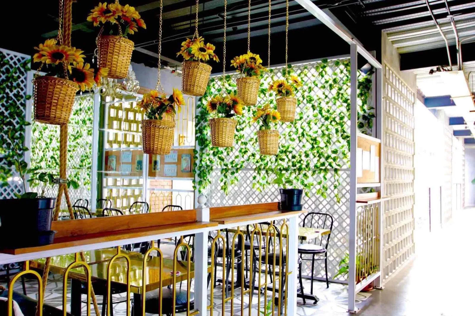 Suasana boutique hotel & cafe Summerbird Bandung
