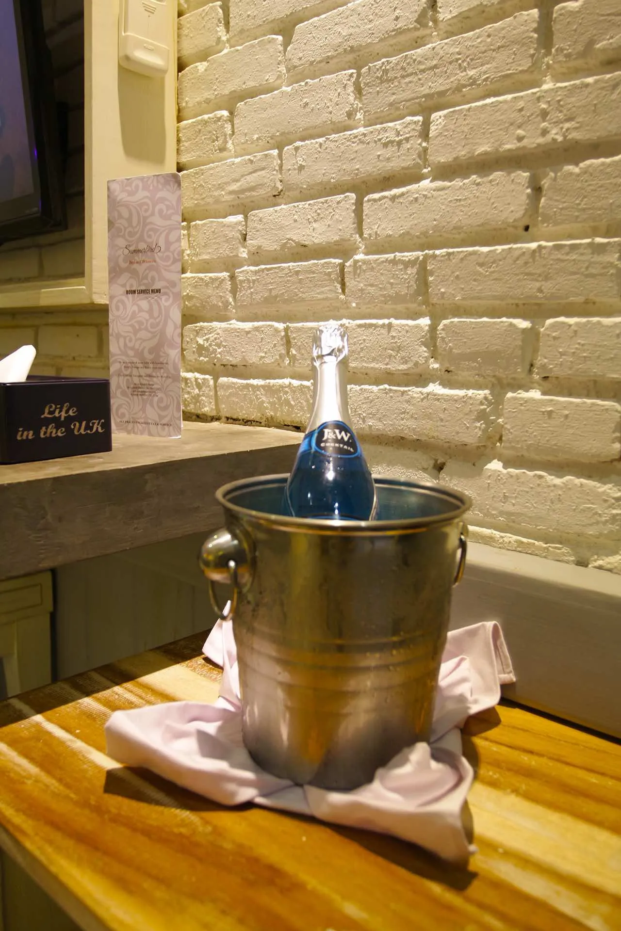 Suasana boutique hotel & cafe Summerbird Bandung