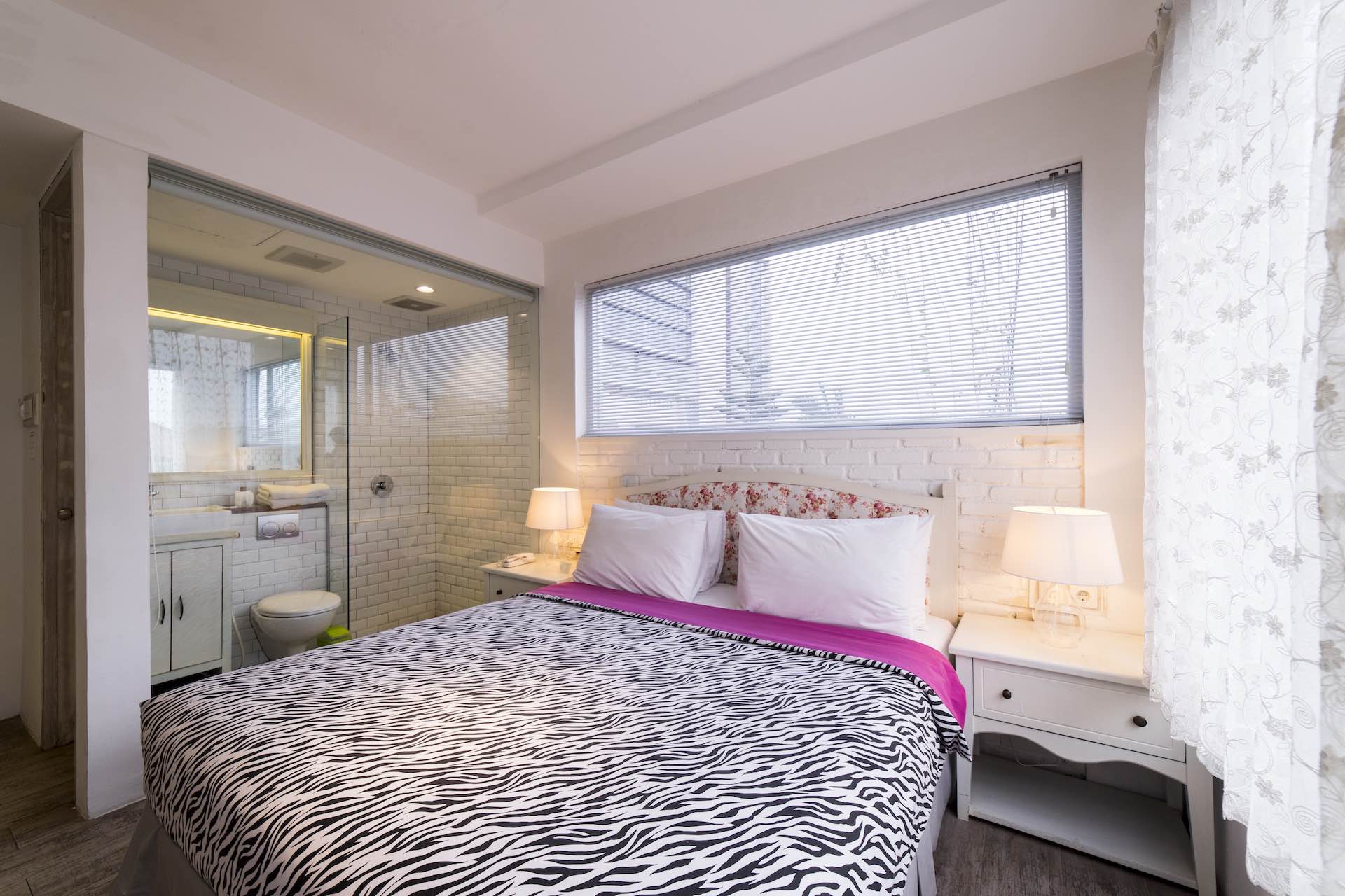 Kamar bertema French boutique hotel Summerbird Bandung