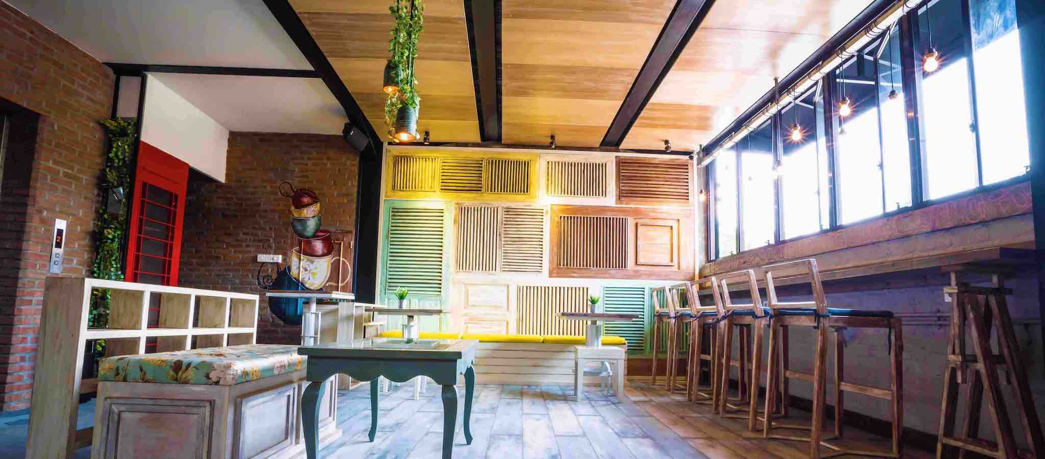 Suasana cafe penuh cahaya Summerbird Bandung